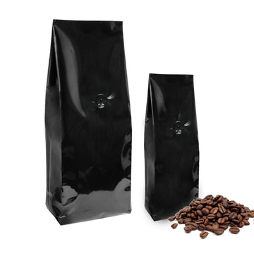 Busta di plastica sigillata nera con chicchi di caffe , due misure